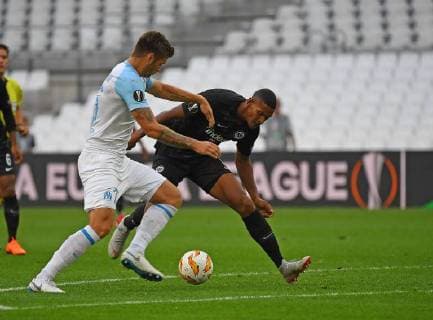 20.09.2018, xjhx, Fussball UEFA Europa League, Olympique Marseille - Eintracht Frankfurt emspor, v.l. Duje Caleta-Car (Olympique Marseille), Sebastien Haller (Eintracht Frankfurt) (DFL DFB REGULATIONS PROHIBIT ANY USE OF PHOTOGRAPHS as IMAGE SEQUENCES and or QUASI-VIDEO) Marseille
