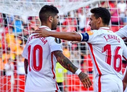 Sevilla s midfielder Ever Banega (L) and Jesus Navas jubilate a goal during the UEFA Europa League groups phase match between Sevilla and Standard Lieja, at the Sanchez Pizjuan stadium, in Seville, Andalusia, Spain, 20 September 2018. Sevilla vs. Standard Leija !ACHTUNG: NUR REDAKTIONELLE NUTZUNG!  Copyright: xRaulxCarox SEV03 20180920-636730703867095292
