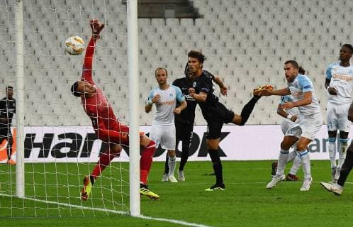 20.09.2018, xjhx, Fussball UEFA Europa League, Olympique Marseille - Eintracht Frankfurt emspor, v.l. Yohann Pele (Olympique Marseille), Lucas Torro (Eintracht Frankfurt) Goal scored, erziehlt das Tor zum 1:1 (DFL DFB REGULATIONS PROHIBIT ANY USE OF PHOTOGRAPHS as IMAGE SEQUENCES and or QUASI-VIDEO) Marseille
