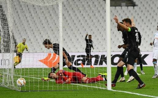 20.09.2018, xjhx, Fussball UEFA Europa League, Olympique Marseille - Eintracht Frankfurt emspor, v.l. Yohann Pele (Olympique Marseille), Lucas Torro (Eintracht Frankfurt) Goal scored, erziehlt das Tor zum 1:1 (DFL DFB REGULATIONS PROHIBIT ANY USE OF PHOTOGRAPHS as IMAGE SEQUENCES and or QUASI-VIDEO) Marseille