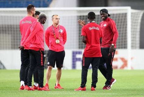 RB Leipzig - Salzburg Fussball Euro League Leipzig, 20.09.2018, Red Bull Arena, Fussball, UEFA Europa League , RB Leipzig (GER) vs. FC Salzburg (AUT) , Erwaermung vor der Partie. Im Bild: Dayot Upamecano (re, RB Leipzig) begrüßt seine ehemaligen Salzburger Mitspieler. , UEFA Êregulations prohibit any use of photographs as image sequences and or quasi-video. ,