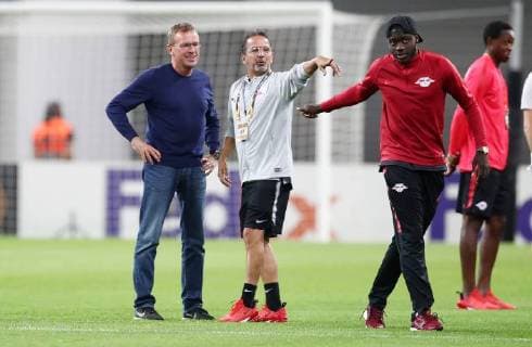 RB Leipzig - Salzburg Fussball Euro League Leipzig, 20.09.2018, Red Bull Arena, Fussball, UEFA Europa League , RB Leipzig (GER) vs. FC Salzburg (AUT) , Im Bild v.l.: Cheftrainer Ralf Rangnick (RB Leipzig), Integrationsmanager Mustapha Mesloub (Salzburg) und und Dayot Upamecano (5, RB Leipzig). , UEFA Êregulations prohibit any use of photographs as image sequences and or quasi-video. ,