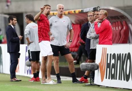 RB Leipzig - Salzburg Fussball Euro League Leipzig, 20.09.2018, Red Bull Arena, Fussball, UEFA Europa League , RB Leipzig (GER) vs. FC Salzburg (AUT) , Im Bild v.l.: Stefan Ilsanker (13, RB Leipzig) und sein Vater Torwarttrainer Herbert Ilsanker (Salzburg). , UEFA Êregulations prohibit any use of photographs as image sequences and or quasi-video. ,