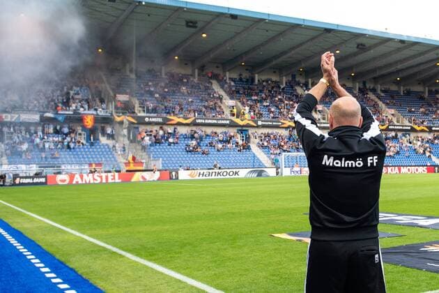 180920 Head coach Uwe Rösler of Malmö FF recognizes the fans ahead of the Europa League group stage match between Genk and Malmö FF on September 20, 2018 in Genk. Photo: Ludvig Thunman BILDBYRAN kod LT 35538 Copyright: LUDVIGxTHUNMAN BB180920LT063