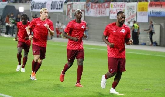 RB Leipzig - Salzburg Fussball Euro League Leipzig, 20.09.2018, Red Bull Arena, Fussball, UEFA EURO EM Europameisterschaft Fussball League , Gruppe B, 1.Spieltag, Hinspiel , RB Leipzig vs. FC Salzburg , Im Bild; Erwärmung der Spieler von FC Salzburg. Mitte; der mit Leipzig ins Spiel gebrachte Amadou Haidara (4, Salzburg). , Gemäß den Vorgaben der UEFA ist es untersagt, in dem Stadion und oder vom Spiel angefertigte Fotoaufnahmen in Form von Sequenzbildern und oder videoähnlichen Fotostrecken zu verwerten bzw. verwerten zu lassen. ,