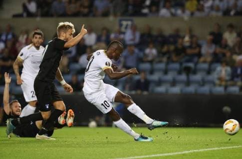 Fußball, EL, KRC Genk - Malmö FF Genk s Aly Mbwana Samatta scoring the 2-0 goal and during the match between Belgian soccer team KRC Genk and Swedish club Malmo FF in Genk, Thursday 20 September 2018, on day one of the UEFA Europa League group stage. VIRGINIExLEFOUR  x05430216x