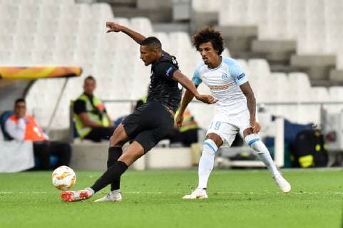 Fußball, EL, Olympique Marseille - Eintracht Frankfurt 19 LUIZ GUSTAVO (OM) - 09 SEBASTIAN HALLER (FRA) - COUP DU FOULARD FOOTBALL : Marseille vs Eintracht Francfort - Ligue Europa - 20 09 2018 FEP Panoramic 