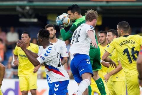 Villarreal s goalkeeper Andres Fernandez (C) and Rangers Football Club s British defender Joe Worrall vie for the ball during the UEFA Europa League groups phase match between Villarreal and Rangers, at the Ceramica Stadium, in Vila-real, Valencian Community, Spain, 20 September 2018. Villarreal vs. Rangers !ACHTUNG: NUR REDAKTIONELLE NUTZUNG!  Copyright: xDomenechxCastellox VIL02 20180920-636730730211722408