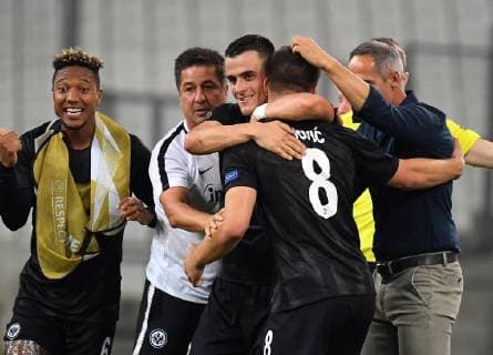 Fußball, EL, Olympique Marseille - Eintracht Frankfurt 20.09.2018, xjhx, Fussball UEFA Europa League, Olympique Marseille - Eintracht Frankfurt emspor, v.l. Filip Kostic (Eintracht Frankfurt), Luka Jovic (Eintracht Frankfurt), Trainer Adolf Adi Huetter (Eintracht Frankfurt) celebrate the goal, Der Torjubel zum 1:2 (DFL DFB REGULATIONS PROHIBIT ANY USE OF PHOTOGRAPHS as IMAGE SEQUENCES and or QUASI-VIDEO) Marseille