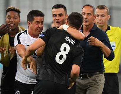 Sport Bilder des Tages 20.09.2018, xjhx, Fussball UEFA Europa League, Olympique Marseille - Eintracht Frankfurt emspor, v.l. Filip Kostic (Eintracht Frankfurt), Luka Jovic (Eintracht Frankfurt), Trainer Adolf Adi Huetter (Eintracht Frankfurt) celebrate the goal, Der Torjubel zum 1:2 (DFL DFB REGULATIONS PROHIBIT ANY USE OF PHOTOGRAPHS as IMAGE SEQUENCES and or QUASI-VIDEO) Marseille