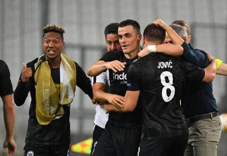 20.09.2018, xjhx, Fussball UEFA Europa League, Olympique Marseille - Eintracht Frankfurt emspor, v.l. Filip Kostic (Eintracht Frankfurt), Luka Jovic (Eintracht Frankfurt), Trainer Adolf Adi Huetter (Eintracht Frankfurt) celebrate the goal, Der Torjubel zum 1:2 (DFL DFB REGULATIONS PROHIBIT ANY USE OF PHOTOGRAPHS as IMAGE SEQUENCES and or QUASI-VIDEO) Marseille