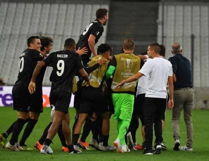 20.09.2018, xjhx, Fussball UEFA Europa League, Olympique Marseille - Eintracht Frankfurt emspor, v.l. Filip Kostic (Eintracht Frankfurt), Luka Jovic (Eintracht Frankfurt), Trainer Adolf Adi Huetter (Eintracht Frankfurt) celebrate the goal, Der Torjubel zum 1:2 (DFL DFB REGULATIONS PROHIBIT ANY USE OF PHOTOGRAPHS as IMAGE SEQUENCES and or QUASI-VIDEO) Marseille
