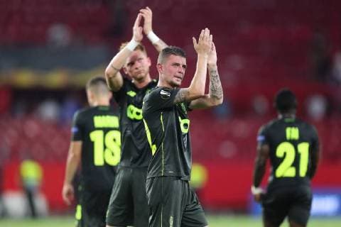 Fußball, EL, FC Sevilla - Standard Lüttich Standard s Renaud Emond and Standard s Maxime Lestienne look dejected after the 1-5 defeat and thank supporters at a match between Belgian soccer team Standard de Liege and Spanish club Sevilla FC, Thursday 20 September 2018 in Sevilla, Spain, on day one of the UEFA Europa League group stage. BRUNOxFAHY  x05430247x