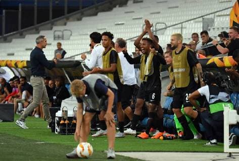 20.09.2018, xjhx, Fussball UEFA Europa League, Olympique Marseille - Eintracht Frankfurt emspor, v.l. Jonathan de Guzman (Eintracht Frankfurt) jubeln jubelt nach Spielende. und Ersdatzbank (DFL DFB REGULATIONS PROHIBIT ANY USE OF PHOTOGRAPHS as IMAGE SEQUENCES and or QUASI-VIDEO) Marseille