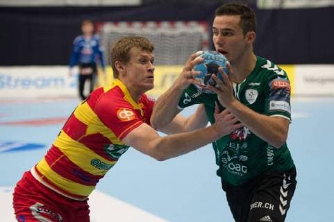 Velux EHF Champions League - Wacker Thun - Riihimäen Cocks Gümligen, 20.09.2018, Handball Velux EHF Champions League, Saison 2018 2019, Wacker Thun - Riihimäen Cocks, Victor Kovalenko (Cocks) gegen Nicolas Jann Suter (Wacker).