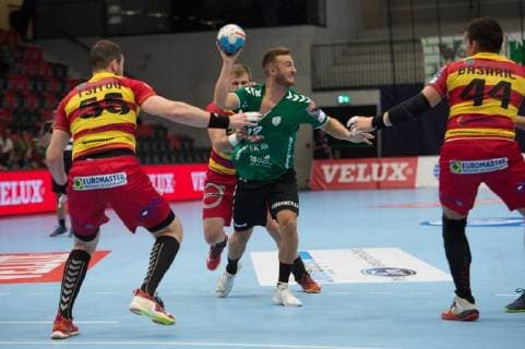 Velux EHF Champions League - Wacker Thun - Riihimäen Cocks Gümligen, 20.09.2018, Handball Velux EHF Champions League, Saison 2018 2019, Wacker Thun - Riihimäen Cocks, Ivan Wyttenbach (Wacker) gegen Aliaksandr Tsitou und Davor Basaric (Cocks).