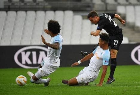 20.09.2018, xjhx, Fussball UEFA Europa League, Olympique Marseille - Eintracht Frankfurt emspor, v.l. Luiz Gustavo (Olympique Marseille), Boubacar Kamara (Olympique Marseille), Nicolai Mueller (Eintracht Frankfurt) (DFL DFB REGULATIONS PROHIBIT ANY USE OF PHOTOGRAPHS as IMAGE SEQUENCES and or QUASI-VIDEO) Marseille