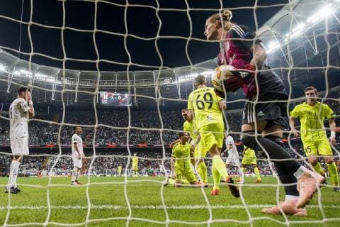 Fußball, EL, Besiktas - Sarpsborg 08 180920 Kristoffer Zachariassen of Sarpsborg 08 celebrates with his teammates and Goalkeeper Loris Karius of Besiktas looks dejected after the 3-1 goal during the Europa League match between Besiktas and Sarpsborg 08 on September 20, 2018 in Istanbul. Photo: Fredrik Varfjell BILDBYRAN kod FV 150142 Copyright: FREDRIKxVARFJELL BB180920FV081