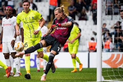 Fußball, EL, Besiktas - Sarpsborg 08 180920 Goalkeeper Loris Karius of Besiktas reacts after the 3-1 goal during the Europa League match between Besiktas and Sarpsborg 08 on September 20, 2018 in Istanbul. Photo: Fredrik Varfjell BILDBYRAN kod FV 150142 Copyright: FREDRIKxVARFJELL BB180920FV086