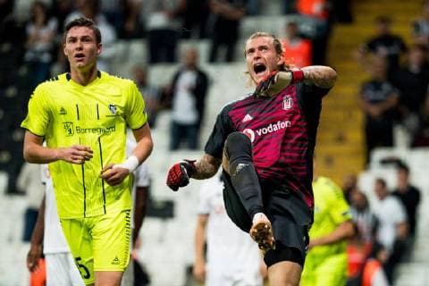 Fußball, EL, Besiktas - Sarpsborg 08 180920 Goalkeeper Loris Karius of Besiktas reacts after the 3-1 goal during the Europa League match between Besiktas and Sarpsborg 08 on September 20, 2018 in Istanbul. Photo: Fredrik Varfjell BILDBYRAN kod FV 150142 Copyright: FREDRIKxVARFJELL BB180920FV087