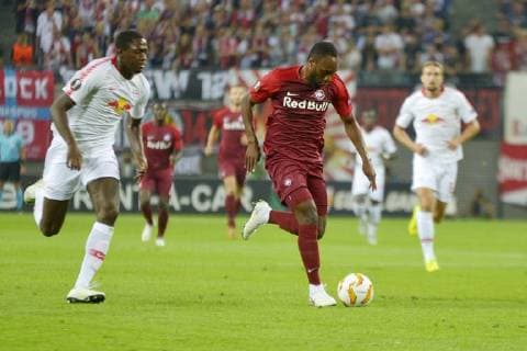UEFA Europa League 2018 2019 Gruppenphase Group Stage, 1. Spieltag, RB Leipzig vs. FC Salzburg (Red Bull Salzburg) (20.09.2018) Reinhold Yabo (Salzburg re.) am Ball vor Ibrahima Konate (Leipzig li.) Leipzig Sachsen Deutschland