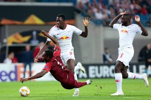 20.09.2018, xtgx, Fussball UEFA Europa League, RB Leipzig - FC Salzburg emspor, v.l. Reinhold Yabo (Salzburg, 7) (im fallen), Ibrahima Konate (Leipzig, 6), Dayot Upamecano (Leipzig, 5) Zweikampf, Duell, Kampf, tackle (DFL DFB REGULATIONS PROHIBIT ANY USE OF PHOTOGRAPHS as IMAGE SEQUENCES and or QUASI-VIDEO) Leipzig