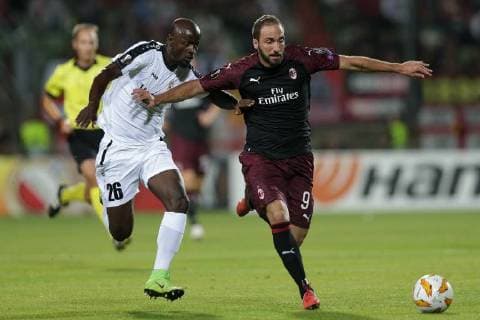 Fussball Europa League 2018 - 2019 20.09.2018, Fussball Europa League, UEFA Europa League, 2018-2019, Gruppenphase, Gruppe F, Spieltag 1, Luxemburg, Stade Josy Barthel, Luxemburg (LUX) - F91 Dudelange, Düdelingen, AC Mailand, Milan, AC Milan (ITA) vl: Jerry Prempeh (F91 Duedelingen - 26) - Gonzalo Higuain (AC Mailand, Milan 9)
