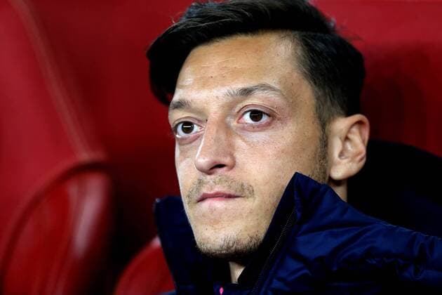 Sport Themen der Woche KW38 Sport Bilder des Tages FuÃŸball, EL, FC Arsenal - Worskla Poltawa 20th September 2018, Emirates Stadium, London, England; UEFA Europa League football, Arsenal versus Vorskla Poltava; Mesut Ozil of Arsenal looks on from the bench  ActionPlus12064054 JohnxPatrickxFletcher