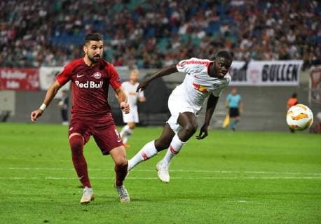 Fussball, Herren, Saison 2018 2019, Europa League (Gruppe B, 1. Spieltag) RB Leipzig - FC Salzburg, v. l. Munas Dabbur (Red Bull Salzburg), Dayot Upamecano (RB Leipzig),Tor zum 1:0 für Salzburg, 20.09. 2018, Copyright: xMatthiasxKochx