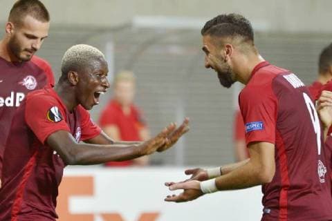 UEFA Europa League 2018 2019 Gruppenphase Group Stage, 1. Spieltag, RB Leipzig vs. FC Salzburg (Red Bull Salzburg) (20.09.2018) Amadou Haidara (Salzburg li.) jubelt nach seinem Tor zum 0:2 mit 0:1-Torschütze Munas Dabbur (re.) Leipzig Sachsen Deutschland
