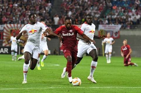 Fussball, Herren, Saison 2018 2019, Europa League (Gruppe B, 1. Spieltag) RB Leipzig - FC Salzburg, v. l. Ibrahima Konate (RB Leipzig), Reinhold Yabo (Red Bull Salzburg), Dayot Upamecano (RB Leipzig), 20.09. 2018, Copyright: xMatthiasxKochx