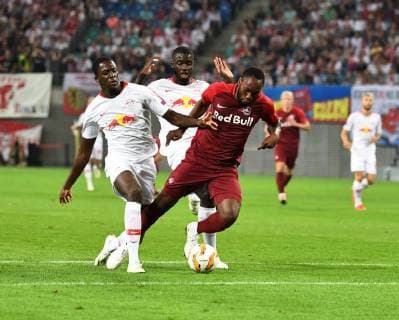 Fussball, Herren, Saison 2018 2019, Europa League (Gruppe B, 1. Spieltag) RB Leipzig - FC Salzburg, v. l. Ibrahima Konate (RB Leipzig), Reinhold Yabo (Red Bull Salzburg), Dayot Upamecano (RB Leipzig), 20.09. 2018, Copyright: xMatthiasxKochx