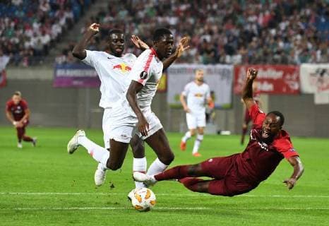 Fussball, Herren, Saison 2018 2019, Europa League (Gruppe B, 1. Spieltag) RB Leipzig - FC Salzburg, v. l. Dayot Upamecano (RB Leipzig), Ibrahima Konate (RB Leipzig), Reinhold Yabo (Red Bull Salzburg), 20.09. 2018, Copyright: xMatthiasxKochx