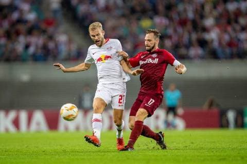 Torwart Marius Mueller 1 von RB Leipzig im Duell mit Abwehrspieler Andreas Ulmer 17 von FC RB Salzburg waehrend der Begegnung in der UEFA Europa League zwischen RB Leipzig und FC Red Bull Salzburg in der Red Bull Arena am 20. September 2018 in Leipzig, Sachsen, Deutschland ( FB-EL RB Leipzig - FC Red Bull Salzburg Copyright: xEIBNER HartmutxBoesenerx EP_HBR