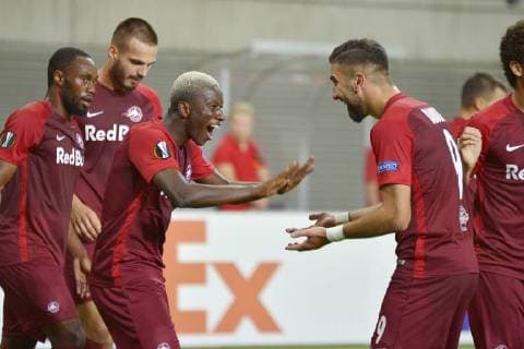 UEFA Europa League 2018 2019 Gruppenphase Group Stage, 1. Spieltag, RB Leipzig vs. FC Salzburg (Red Bull Salzburg) (20.09.2018) Amadou Haidara (Salzburg vorn li.) jubelt nach seinem Tor zum 0:2 mit 0:1-Torschütze Munas Dabbur (re.) Leipzig Sachsen Deutschland