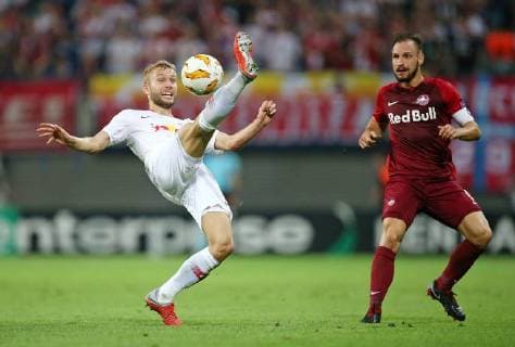 20.09.2018, Fussball UEFA Europa League 2018 2019, Gruppenphase, 1.Spieltag, RB Leipzig - FC Salzburg, in der Red Bull Arena Leipzig. (L-R) Konrad Laimer (RB Leipzig) im Zweikampf mit Andreas Ulmer (RB Salzburg)