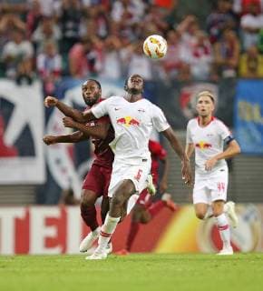 20.09.2018, Fussball UEFA Europa League 2018 2019, Gruppenphase, 1.Spieltag, RB Leipzig - FC Salzburg, in der Red Bull Arena Leipzig. (L-R) Reinhold Yabo (RB Salzburg) im Zweikampf mit Ibrahima Konate (RB Leipzig)