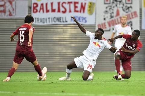 Fußball Europa League Gruppenphase 1. Spieltag RB Leipzig - FC Salzburg am 20.09.2018 in der Red Bull Arena in Leipzig Andre Ramalho ( Salzburg ), links - Jean-Kevin Augustin ( Leipzig ), mitte - Diadie Samassekou ( Salzburg ), rechts DFL Regulations prohibit any use of photographs as image sequences and or quasi video.