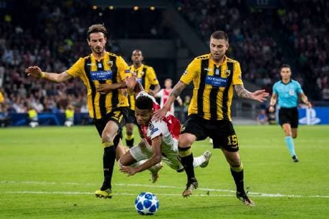 (L-R) Marios Oikonomou of AEK Athens, David Neres of Ajax, Uros Cosic of AEK Athens during the UEFA Champions League group E match between Ajax Amsterdam and AEK FC at the Johan Cruijff Arena on September 19, 2018 in Amsterdam, The Netherlands UEFA Champions League 2018 2019 xVIxVIxImagesx xRonaldxBonestrooxIVx 12182907
