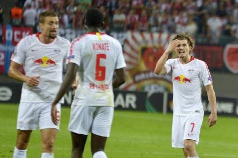 UEFA Europa League 2018 2019 Gruppenphase Group Stage, 1. Spieltag, RB Leipzig vs. FC Salzburg (Red Bull Salzburg) (20.09.2018) Marcel Sabitzer (Leipzig re.) beschwert sich bei Ibrahima Konate (Leipzig 2.v.l.) nach einer missglückten Abwehraktion. Leipzig Sachsen Deutschland