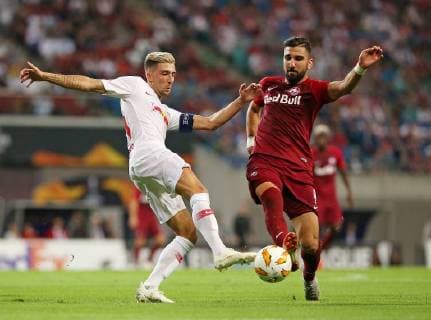 20.09.2018, Fussball UEFA Europa League 2018 2019, Gruppenphase, 1.Spieltag, RB Leipzig - FC Salzburg, in der Red Bull Arena Leipzig. (L-R) Kevin Kampl (RB Leipzig) im Zweikampf mit Munas Dabbur (RB Salzburg)