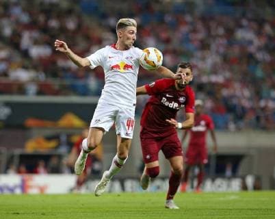 20.09.2018, Fussball UEFA Europa League 2018 2019, Gruppenphase, 1.Spieltag, RB Leipzig - FC Salzburg, in der Red Bull Arena Leipzig. (L-R) Kevin Kampl (RB Leipzig) im Zweikampf mit Munas Dabbur (RB Salzburg)