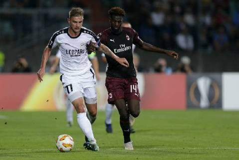 Dave Turpel (F91 Duedelingen - 77) im Zweikampf mit Tiemoue Bakayoko (AC Mailand, Milan 14) 20.09.2018 Fussball Europa League, Gruppenphase, Saison 2018-2019 20.09.2018 LUX, EL, F91 Düdelingen - AC Mailand (ITA) (Dudelange - Milano, Milan) Stade Josy Barthel, Luxemburg 