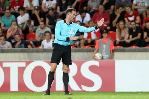 Fußball, EL, Slavia Prag - Girondins Bordeaux PRAGUE 20.09.2018 PILKA NOZNA FOOTBALL LIGA EUROPY - UEFA EUROPA LEAGUE SLAVIA PRAHA - GIRONDINS BORDEAUX NZ. SEDZIA REFEREE BAS NIHUIS FOT. MICHAL CHWIEDUK FOKUSMEDIA.COM.PL NEWSPIX.PL --- Newspix.pl FRANCE OUT!  180920CHW032