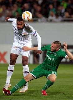 Sport Bilder des Tages 20.09.2018 Razgrad(Bulgaria) PFC Ludogorets-Bayer 04 Leverkusen Europa League men s football Isaac Kiese Thelin (L)Bayer 04 Leverkusen stopped from Cosmin Moti(r) PFC Ludogorets : 