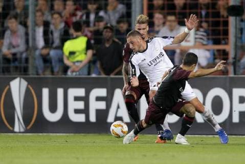 Clement Couturier (F91 Duedelingen - 14) setzt sich im Zweikampf mit Ignazio Abate (AC Mailand, Milan 20) und Jose Mauri (AC Mailand, Milan 4) durch 20.09.2018 Fussball Europa League, Gruppenphase, Saison 2018-2019 20.09.2018 LUX, EL, F91 Düdelingen - AC Mailand (ITA) (Dudelange - Milano, Milan) Stade Josy Barthel, Luxemburg 