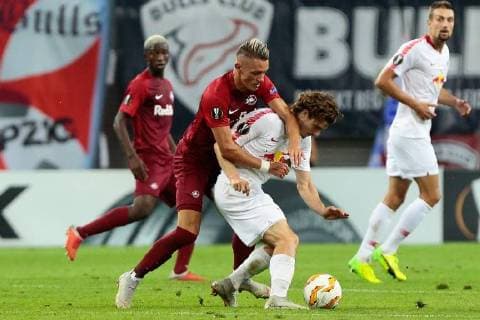 20.09.2018, xtgx, Fussball UEFA Europa League, RB Leipzig - FC Salzburg emspor, v.l. Hannes Wolf (Salzburg, 13), Marcel Sabitzer (Leipzig, 7) Zweikampf, Duell, Kampf, tackle (DFL DFB REGULATIONS PROHIBIT ANY USE OF PHOTOGRAPHS as IMAGE SEQUENCES and or QUASI-VIDEO) Leipzig