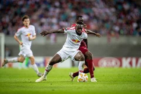 Angriffspieler Jean-Kevin Augustin 29 von RB Leipzig im Duell mit Mittelfeldspieler Diadie Samassekou 8 von FC RB Salzburg waehrend der Begegnung in der UEFA Europa League zwischen RB Leipzig und FC Red Bull Salzburg in der Red Bull Arena am 20. September 2018 in Leipzig, Sachsen, Deutschland ( FB-EL RB Leipzig - FC Red Bull Salzburg Copyright: xEIBNER HartmutxBoesenerx EP_HBR