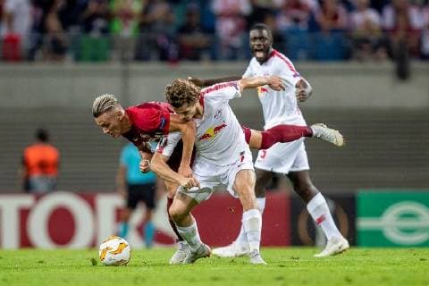 Mittelfeldspieler Marcel Sabitzer 7 von RB Leipzig im Duell mit Sturmspieler Hannes Wolf 13 von FC RB Salzburg waehrend der Begegnung in der UEFA Europa League zwischen RB Leipzig und FC Red Bull Salzburg in der Red Bull Arena am 20. September 2018 in Leipzig, Sachsen, Deutschland ( FB-EL RB Leipzig - FC Red Bull Salzburg Copyright: xEIBNER HartmutxBoesenerx EP_HBR