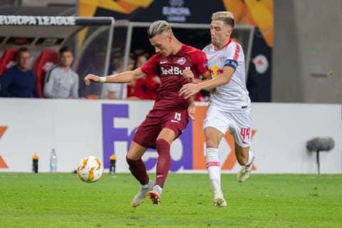 v.li.: Hannes Wolf (Salzburg, 13), Kevin Kampl (RB Leipzig, 44); Laufduell, Fussball, UEFA Europa League, RB Leipzig - FC Salzburg,